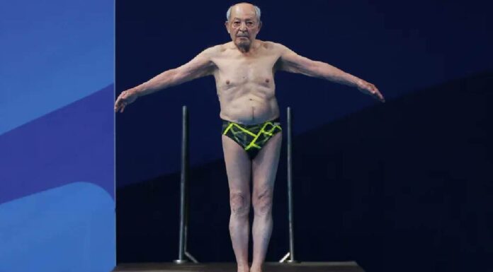 Clavadista de 100 años compite en el Mundial de Natación