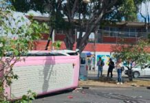 Conductor de transporte público causa accidente en Tierra y Libertad; hay 8 lesionados Conductor