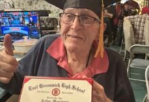 Veterano de guerra recibe su diploma de secundaria a los 96 años