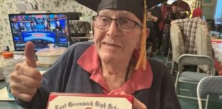 Veterano de guerra recibe su diploma de secundaria a los 96 años