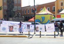 Colocan tendedero de deudores alimentarios en bulevar 5 de Mayo