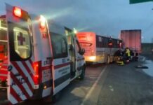 Choca autobús contra tráiler en Nuevo León; hay 14 heridos