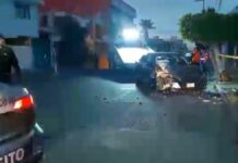 Conductor choca contra poste y deja sin luz varias colonias en Puebla
