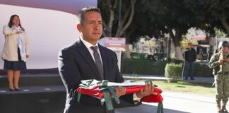 Mundo Tlatehui asiste a ceremonia de incineración de banderas