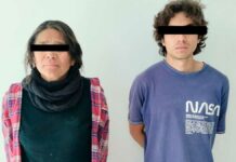 Policías detienen a madre e hijo por bloquear calle con láminas en Cholula Policías
