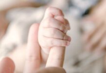 Policías auxilian a mujer en labor de parto, en San Miguel Canoa Policías