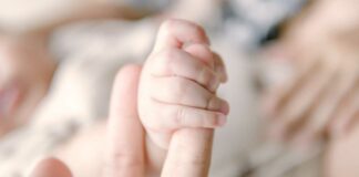 Policías auxilian a mujer en labor de parto, en San Miguel Canoa Policías