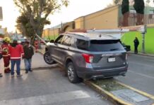 Choque en Puebla capital deja dos heridos y un poste derribado Puebla