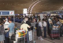 Sindicatos de asistentes de vuelo protestan en 30 aeropuertos de EU
