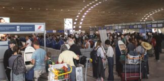 Sindicatos de asistentes de vuelo protestan en 30 aeropuertos de EU