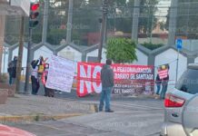 Inconformes con peatonalización de calles se manifiestan en Barrio de Santiago calles