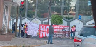 Inconformes con peatonalización de calles se manifiestan en Barrio de Santiago calles