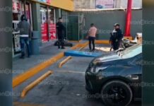 Balean a franelero afuera de tienda de conveniencia en Atlixco franelero