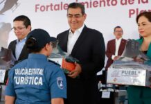 Entregan patrullas, equipo, uniformes y reconocen a nuevos policías estatales policías