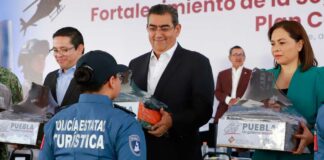 Entregan patrullas, equipo, uniformes y reconocen a nuevos policías estatales policías