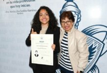 Entrega Lilia Cedillo título a egresada con discapacidad auditiva título