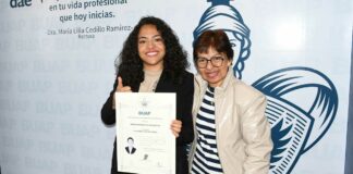 Entrega Lilia Cedillo título a egresada con discapacidad auditiva título