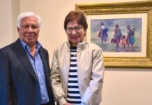 Recorre Lilia Cedillo la exposición “Caminando por la vida”
