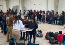 INM asegura a 226 migrantes que viajaban en un tractocamión en Coahuila