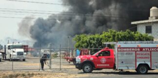 Se incendia deshuesadero de autos en la Atlixco-Izúcar