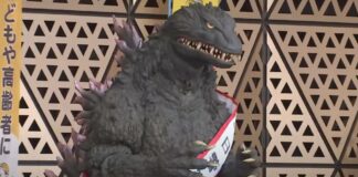 Godzilla alerta sobre seguridad vial en Tokio