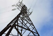 Hombre se suicida en torre de alta tensión en Santa María Xonacatepec Hombre