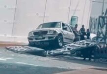 Hombre ebrio choca contra seis autos y tira reja del ISSSTEP en San Baltazar Hombre