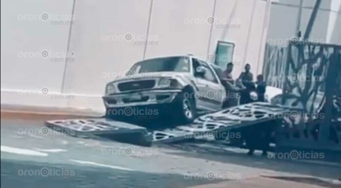 Hombre ebrio choca contra seis autos y tira reja del ISSSTEP en San Baltazar Hombre