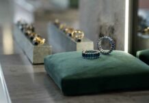 Joyería es asaltada por sujetos armados en Acatlán; mujer habría sido cómplice Joyería