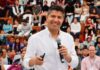 Universitarios de Teziutlán platican con Lalo Rivera Lalo Rivera