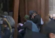 Normalistas de Ayotzinapa irrumpen en Palacio Nacional