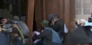 Normalistas de Ayotzinapa irrumpen en Palacio Nacional