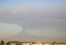 Ceniza del Popocatépetl cubre 25 municipios de Puebla; aeropuerto suspende actividades Popocatépetl
