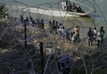 Para evitar cruce de migrantes, Texas eleva cerca de púas