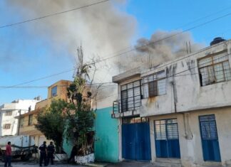 Mujer es rescatada de incendio en colonia Villa Universitaria