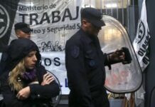 Funcionarios públicos de Argentina se manifiestan tras despido masivo ordenado por Milei