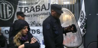 Funcionarios públicos de Argentina se manifiestan tras despido masivo ordenado por Milei