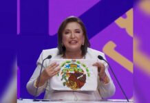 Xóchitl Gálvez protesta mostrando bandera al revés