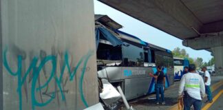 Conductor de autobús prensado y seis pasajeros lesionados, saldo de choque en la México-Puebla Conductor