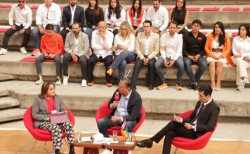 Fer Morales participa en Foro Diálogos Circulares por la Democracia