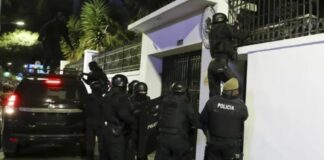 Diplomáticos vuelven a México tras asalto a embajada en Ecuador