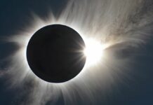 Reos en confinamiento interponen demanda para ver el eclipse solar en EU