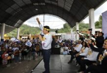 Lalo Rivera visita Tlaola durante su campaña
