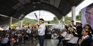 Lalo Rivera visita Tlaola durante su campaña