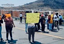 Bloquean la autopista Siglo XXI; piden mejor servicio de transporte público
