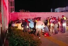 Niño conduce taxi y lo estrella contra barda en Atlixco