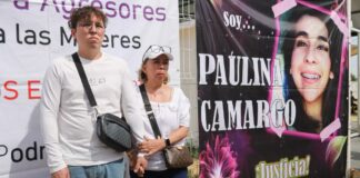 Madre de Paulina Camargo protesta frente a Casa de Justicia