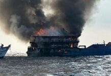 Personas saltan de ferry en llamas en Tailandia