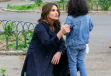 Mariska Hargitay es confundida con policía y ayuda a una niña perdida