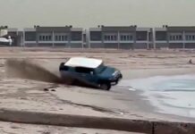 Hombre sale volando luego de volcar su coche en una playa Hombre